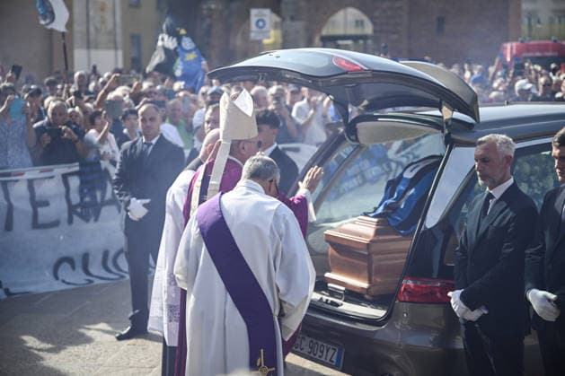 The Funeral Of Sandro Mazzola In Milan The coffin of Italian footballer Sandro Mazzola is carried outside the Basilica of Sant Ambrogio in Milan, on September 21, 2026, following a funeral service. Milano Italy Italy  Copyright: xTizianoxBallabiox originalFilename:ballabio-thefuner260921_npzCn.jpg