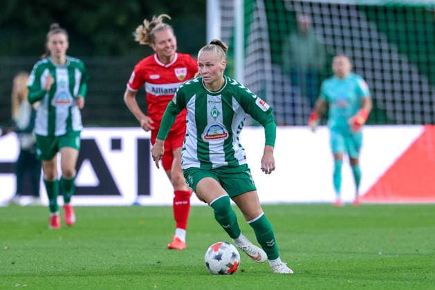 Isabella Jaron, SV Werder Bremen, No. 11 with the ball, single frame, full body, action, game scene, DFB REGULATIONS PROHIBIT ANY USE OF PHOTOGRAPHS AS SEQUENCE IMAGES AND OR VIDEO-LIKE PHOTO SERIES DFB REGULATIONS PROHIBIT ANY USE OF PHOTOGRAPHS AS IMAGE SEQUENCES AND OR QUASI-VIDEO, September 21, 2026, Bremen, Germany, Soccer, Google Pixel Women s Bundesliga, SV Werder Bremen vs. VfB Stuttgart xobx
