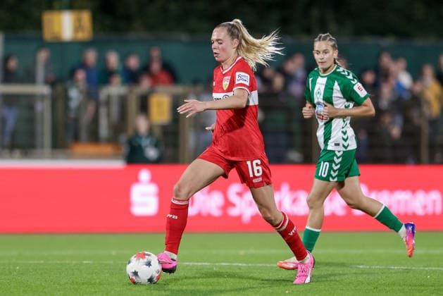 Janina Hechler, VfB Stuttgart, age 16, with the ball, single frame, full-body shot, action, game scene, DFB REGULATIONS PROHIBIT ANY USE OF PHOTOGRAPHS AS IMAGE SEQUENCES AND OR VIDEO-LIKE PHOTO SERIES DFB REGULATIONS PROHIBIT ANY USE OF PHOTOGRAPHS AS IMAGE SEQUENCES AND OR QUASI-VIDEO, September 21, 2026, Bremen, Germany, Soccer, Google Pixel Women’s Bundesliga, SV Werder Bremen vs. VfB Stuttgart xobx