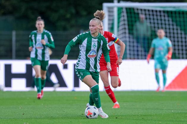 Isabella Jaron, SV Werder Bremen, No. 11 with the ball, single frame, full-body shot, in action, game scene, DFB REGULATIONS PROHIBIT ANY USE OF PHOTOGRAPHS AS SEQUENCE IMAGES AND OR VIDEO-LIKE PHOTO SERIES DFB REGULATIONS PROHIBIT ANY USE OF PHOTOGRAPHS AS IMAGE SEQUENCES AND OR QUASI-VIDEO, September 21, 2026, Bremen, Germany, Soccer, Google Pixel Women s Bundesliga, SV Werder Bremen vs. VfB Stuttgart xobx