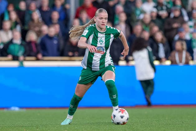 Marie Gmeineder, SV Werder Bremen, No. 6 on the ball, isolated shot, single frame, full-body, action, game scene, DFB REGULATIONS PROHIBIT ANY USE OF PHOTOGRAPHS AS SEQUENCE IMAGES AND OR VIDEO-LIKE PHOTO SERIES DFB REGULATIONS PROHIBIT ANY USE OF PHOTOGRAPHS AS IMAGE SEQUENCES AND OR QUASI-VIDEO, September 21, 2026, Bremen, Germany, Soccer, Google Pixel Women’s Bundesliga, SV Werder Bremen vs. VfB Stuttgart xobx