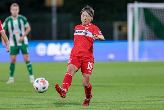 Yuka Hirano, VfB Stuttgart, 19 with the ball, single frame, full body, action, game scene, DFB REGULATIONS PROHIBIT ANY USE OF PHOTOGRAPHS AS SEQUENCE IMAGES AND OR VIDEO-LIKE PHOTO SERIES DFB REGULATIONS PROHIBIT ANY USE OF PHOTOGRAPHS AS IMAGE SEQUENCES AND OR QUASI-VIDEO, September 21, 2026, Bremen, Germany, Soccer, Google Pixel Women’s Bundesliga, SV Werder Bremen vs. VfB Stuttgart xobx