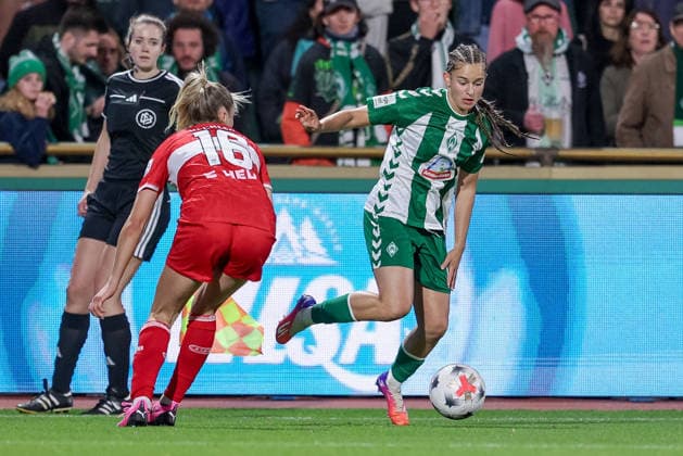 From left: Janina Hechler (VfB Stuttgart), 16, and Tuana Mahmoud (SV Werder Bremen), 10, in a one-on-one battle, duel, dynamic moment, action, game scene, DFB REGULATIONS PROHIBIT ANY USE OF PHOTOGRAPHS AS SEQUENCE IMAGES AND OR VIDEO-LIKE PHOTO SERIES DFB REGULATIONS PROHIBIT ANY USE OF PHOTOGRAPHS AS IMAGE SEQUENCES AND OR QUASI-VIDEO, September 21, 2026, Bremen, Germany, Soccer, Google Pixel Women’s Bundesliga, SV Werder Bremen vs. VfB Stuttgart xobx