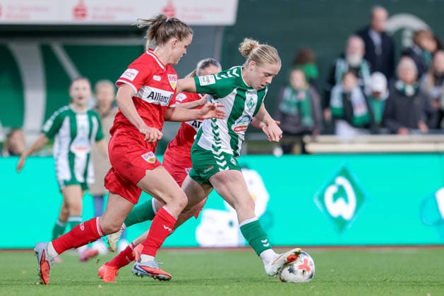 From left: Greta Stegemann (VfB Stuttgart, 5) and Elena Dhont (SV Werder Bremen, 31) in a one-on-one battle, duel, dynamic moment, action, game scene, DFB REGULATIONS PROHIBIT ANY USE OF PHOTOGRAPHS AS SEQUENCE IMAGES AND OR VIDEO-LIKE PHOTO SERIES DFB REGULATIONS PROHIBIT ANY USE OF PHOTOGRAPHS AS SEQUENCEENCES AND OR QUASI-VIDEO, September 21, 2026, Bremen, Germany, soccer, Google Pixel Women’s Bundesliga, SV Werder Bremen vs. VfB Stuttgart xobx