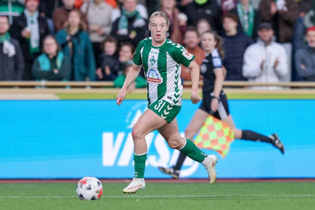 Elena Dhont, SV Werder Bremen, age 31, with the ball, single frame, full body, action, game scene, DFB REGULATIONS PROHIBIT ANY USE OF PHOTOGRAPHS AS IMAGE SEQUENCES AND OR VIDEO-LIKE PHOTO SERIES DFB REGULATIONS PROHIBIT ANY USE OF PHOTOGRAPHS AS IMAGE SEQUENCES AND OR QUASI-VIDEO, September 21, 2026, Bremen, Germany, Soccer, Google Pixel Women’s Bundesliga, SV Werder Bremen vs. VfB Stuttgart xobx