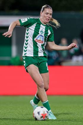 Juliane Wirtz, SV Werder Bremen, 28 with the ball, free kick, single frame, full-body shot, action, game scene, DFB REGULATIONS PROHIBIT ANY USE OF PHOTOGRAPHS AS SEQUENCE IMAGES AND OR VIDEO-LIKE PHOTO SERIES DFB REGULATIONS PROHIBIT ANY USE OF PHOTOGRAPHS AS IMAGE SEQUENCES AND OR QUASI-VIDEO, September 21, 2026, Bremen, Germany, Soccer, Google Pixel Women’s Bundesliga, SV Werder Bremen vs. VfB Stuttgart xobx