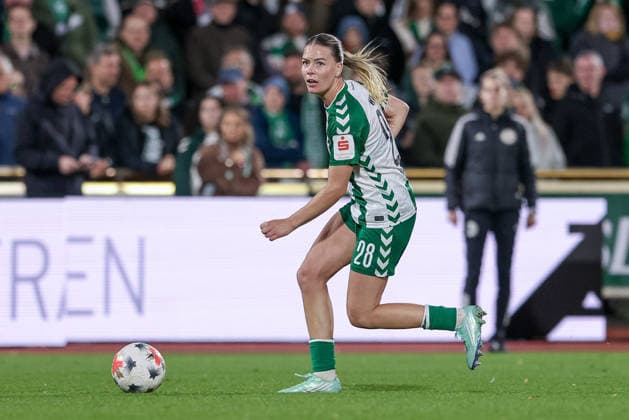 Juliane Wirtz, SV Werder Bremen, 28 with the ball, free kick, single frame, full-body shot, action, game scene, DFB REGULATIONS PROHIBIT ANY USE OF PHOTOGRAPHS AS SEQUENCE IMAGES AND OR VIDEO-LIKE PHOTO SERIES DFB REGULATIONS PROHIBIT ANY USE OF PHOTOGRAPHS AS IMAGE SEQUENCES AND OR QUASI-VIDEO, September 21, 2026, Bremen, Germany, Soccer, Google Pixel Women’s Bundesliga, SV Werder Bremen vs. VfB Stuttgart xobx