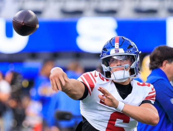 September 21, 2026, Inglewood, California, USA: 6 Jaxson Dart, QB of the New York Giants throws a pass during warmups before a regular-season NFL, American Football Herren, USA game against the New York Giants on Monday September 21, 2026 at SoFi Stadium in Inglewood, California. JAVIER ROJAS PI Rams Vs.Giants  - ZUMAp124 20260921_zaa_p124_038 Copyright: xJavierxRojasx