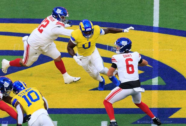 September 21, 2026, Inglewood, California, USA: 0 Byron Young, OLB of the Los Angeles Rams goes after 6 Jaxson Dart, QB of the New York Giants during a regular-season NFL, American Football Herren, USA game on Monday September 21, 2026 at SoFi Stadium in Inglewood, California. JAVIER ROJAS PI Inglewood USA - ZUMAp124 20260921_zaa_p124_049 Copyright: xJavierxRojasx