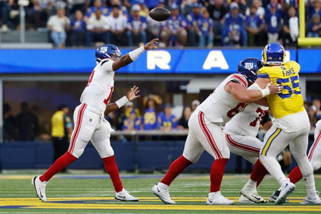 INGLEWOOD, CA - SEPTEMBER 21: New York Giants quarterback Jameis Winston (19) passes the ball during the NFL, American Football Herren, USA game between the New York Giants and the Los Angeles Rams on September 21, 2026, at SoFi Stadium in Inglewood, CA. (Photo by Jevone Moore Icon Sportswire) NFL: SEP 21 Giants at Rams EDITORIAL USE ONLY Icon260921874