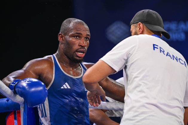 2026 European Boxing Elite Championships In Sofia - Quarter-Finals SOFIA, BULGARIA - SEPTEMBER 21: French corner personnel deliver instructions and hydration to Junior Tadah in the blue corner between rounds during his Quarter-Final win over Valerij Walter at the 2026 European Boxing Elite Championships in Sofia, Bulgaria, on September 21, 2026. Sofia Bulgaria  Copyright: xArturxWidakx originalFilename:widak-european260921_npZpP.jpg