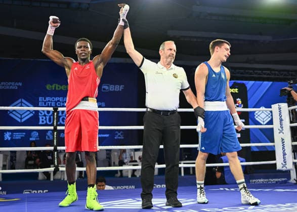 2026 European Boxing Elite Championships In Sofia - Quarter-Finals SOFIA, BULGARIA - SEPTEMBER 21: The referee raises the hand of Makan Traore of France (red) declaring his victory over Mark Lomakin of Ukraine (blue) at the 2026 European Boxing Elite Championships in Sofia, Bulgaria, on September 21, 2026. Sofia Bulgaria  Copyright: xArturxWidakx originalFilename:widak-european260921_np0N2.jpg