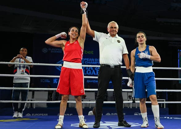 2026 European Boxing Elite Championships In Sofia - Quarter-Finals SOFIA, BULGARIA - SEPTEMBER 21: Amina Zidani of France (red) advances to the next round with a victory over Veronika Pylypenko of Ukraine (blue) during their Elite Women s 57kg division preliminary match at the 2026 European Boxing Elite Championships in Sofia, Bulgaria, on September 21, 2026. Sofia Bulgaria  Copyright: xArturxWidakx originalFilename:widak-european260921_npKLR.jpg