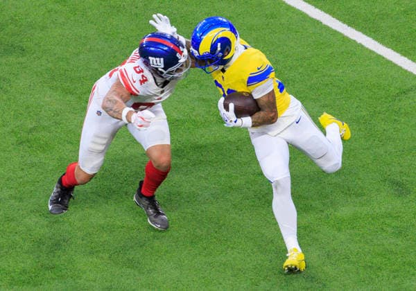 September 21, 2026, Inglewood, California, USA: 84 Theo Johnson, TE of the New York Giants tackles 22 Trent McDuffie, CB of the Los Angeles Rams after his interception during their regular NFL, American Football Herren, USA season game on Monday September 21, 2026 at SoFi Stadium in Inglewood, California. Rams defeat Giants, 28-6. ARIANA RUIZ PI Inglewood USA - ZUMAp124 20260921_zaa_p124_068 Copyright: xArianaxRuizx