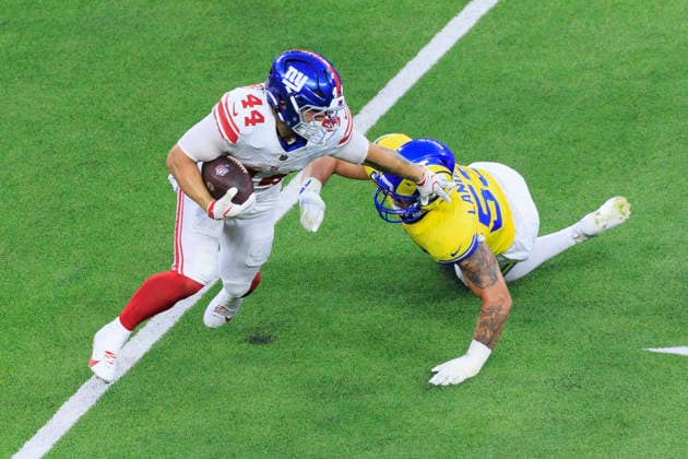 September 21, 2026, Inglewood, California, USA: 53 Nate Landman, LB of the Los Angeles Rams attempts to tackle 44 Cam Skattebo, RB of the New York Giants during their regular NFL, American Football Herren, USA season game on Monday September 21, 2026 at SoFi Stadium in Inglewood, California. Rams defeat Giants, 28-6. ARIANA RUIZ PI Inglewood USA - ZUMAp124 20260921_zaa_p124_070 Copyright: xArianaxRuizx