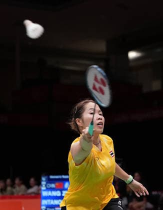 (260922) -- ICHINOMIYA, Sept. 22, 2026 -- Ratchanok Intanon of Thailand competes in the singles match against Wang Zhiyi of China during the badminton women s team quarterfinals between China and Thailand at the 20th Asian Games Aichi-Nagoya 2026 in Ichinomiya of Aichi Prefecture, Japan, Sept. 22, 2026. ) (SP)JAPAN-ICHINOMIYA-ASIAN GAMES-BADMINTON-WOMEN S TEAM-CHN VS THA LixBo 