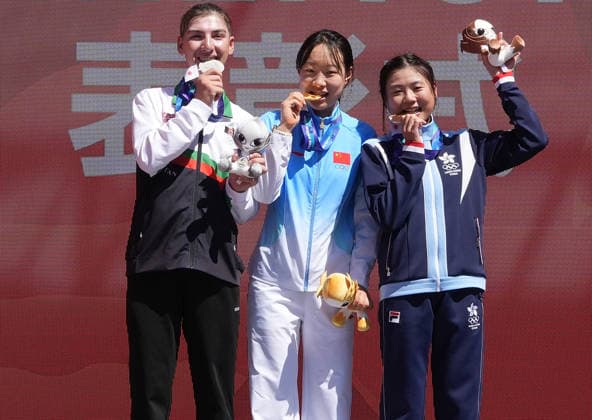(260922) -- NAGOYA, Sept. 22, 2026 -- Gold medalist Guo Li (C) of China, silver medalist Fariba Hashimi (L) of Afghanistan and bronze medalist Leung Wing Yee of Hong Kong, China pose during the victory ceremony for the women s road race event of cycling road at the 20th Asian Games Aichi-Nagoya 2026 in Shinshiro of Aichi Prefecture, Japan, Sept. 22, 2026. ) (SP)JAPAN-NAGOYA-ASIAN GAMES-CYCLING ROAD-WOMEN S ROAD RACE FINAL CenxYunpeng 