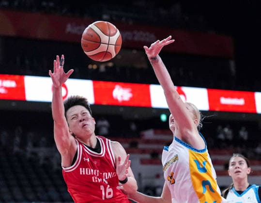 (260922) -- NAGOYA, Sept. 22, 2026 -- Li Tsz Kwan (L) of Hong Kong, China shoots during the women s group B match between Hong Kong, China and Kazakhstan at 20th Asian Games Aichi-Nagoya 2026 in Nagoya, Japan, Sept. 22, 2026. ) (SP)JAPAN-NAGOYA-ASIAN GAMES-BASKETBALL-WOMEN S GROUP B-HKG VS KAZ LuoxYuan 
