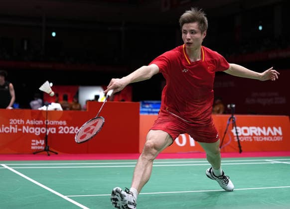 (260922) -- ICHINOMIYA, Sept. 22, 2026 -- Shi Yuqi of team China hits a return during the singles match against Yoo Tae Bin of team South Korea during the badminton men s team quarterfinals between China and South Korea at the 20th Asian Games Aichi-Nagoya 2026 in Ichinomiya, Japan, Sept. 22, 2026. ) (SP)JAPAN-ICHINOMIYA-ASIAN GAMES-BADMINTON-MEN S TEAM-CHN VS KOR LixBo 