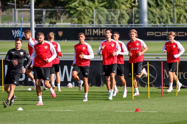 September 22, 2026, Germany, Stuttgart, VfB Stuttgart soccer practice; from left: Jan Schimpchen, Jeff Chabot, Grischa Grömel, Atakan Karazor, Tim van der Leij, Angelo Stiller