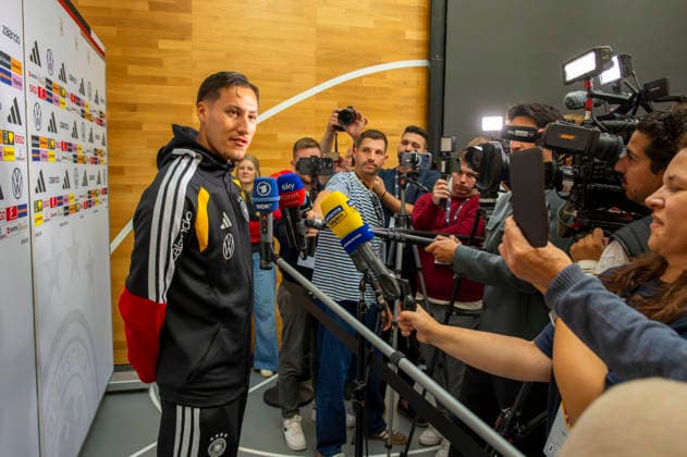 September 22, 2026, German National Soccer Team (DFB), training camp in Herzogenaurach, at the ADIDAS headquarters, ahead of the UEFA Nations League matches; media mixed zone with three national team players speaking with the press in attendance. Here, Younes Ebnoutalib of Germany faces the journalists and their microphones.