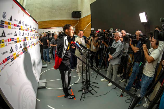 September 22, 2026, German National Soccer Team (DFB), training camp in Herzogenaurach, at the ADIDAS headquarters, ahead of the UEFA Nations League matches; media mixed zone with three national team players speaking with the press in attendance. Here, Younes Ebnoutalib of Germany faces the journalists and their microphones.