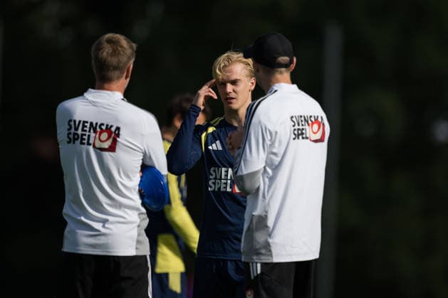 September 22, 2026: Head coach Graham Potter and Lucas Bergvall of the Swedish men’s national soccer team at a training session on September 22, 2026 in Stockholm. Photo by Johanna Säll, BILDBYRAN, code JL JL0630 soccer football fotball Nations League UEFA Nations League practice training Sweden Sweden Sweden A BBengsoccer football fotball Nations League UEFA Nations League practice training Sweden Sweden Sweden A BBENG  Copyright: JOHANNAxSÄLL BB260922BB107