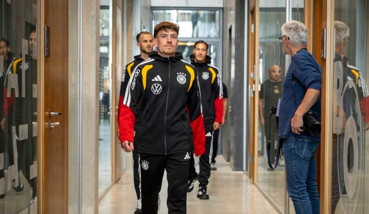 September 22, 2026, Soccer: German National Team (DFB), training camp in Herzogenaurach at the ADIDAS headquarters, ahead of the UEFA Nations League matches; media mixed zone featuring three national team players speaking with the press—from left: Max Rosenfelder, Philipp Treu, and Younes Ebnoutalib—as they arrive for the media session.