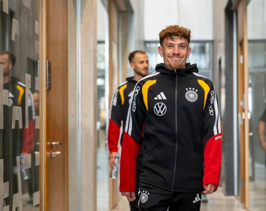September 22, 2026, German National Soccer Team (DFB), training camp in Herzogenaurach, at ADIDAS’s home ground, ahead of the UEFA Nations League matches, media mixed zone with three national team players speaking with the press in attendance; Philipp Treu arrives at the press conference with a grin
