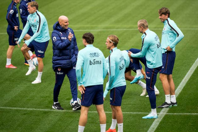 Training with the Norwegian Men s National Soccer Team, Oslo, September 22, 2026: Norway s Marcus Holmgren Pedersen, national team head coach Stale Solbakken, Jorgen Strand Larsen, Erik Botheim, Erling Braut Haaland, and Sander Berge during a training session with Norway’s men’s national soccer team at Ullevaal Stadium, in preparation for the Nations League matches against Denmark, Portugal, and Wales. Photo by Stian Lysberg Solum, NTB, Oslo, Norway. EDITORIAL USE ONLY. RESTRICTED USE FOR BETTING COMPANIES. Copyright: xStianxLysbergxSolumx xNTBx