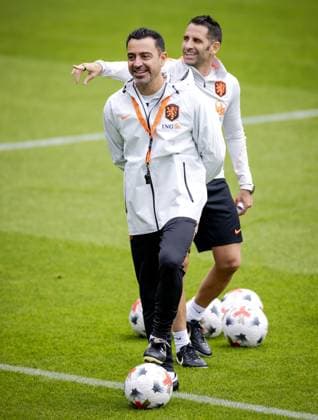 ZEIST - National coach Xavi Hernandez during a training session in preparation for the Nations League matches against Germany, Serbia, Greece, and Serbia. ROBIN VAN LONKHUIJSEN ANP xVIxANPxSportx xxANPxIVx 569642549 originalFilename: 569642549.jpg