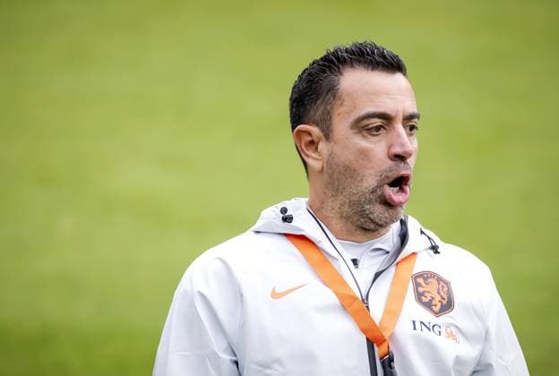 ZEIST - National coach Xavi Hernandez during a training session in preparation for the Nations League matches against Germany, Serbia, Greece, and Serbia. ROBIN VAN LONKHUIJSEN ANP xVIxANPxSportx xxANPxIVx 569642550 originalFilename: 569642550.jpg