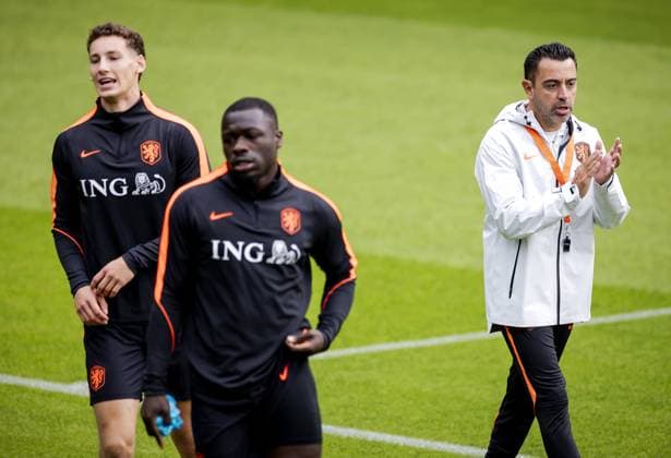 ZEIST - Ruben van Bommel, Brian Brobbey and national coach Xavi Hernandez during a training session in preparation for the Nations League matches against Germany, Serbia, Greece and Serbia. ROBIN VAN LONKHUIJSEN ANP xVIxANPxSportx xxANPxIVx 569642850 originalFilename: 569642850.jpg