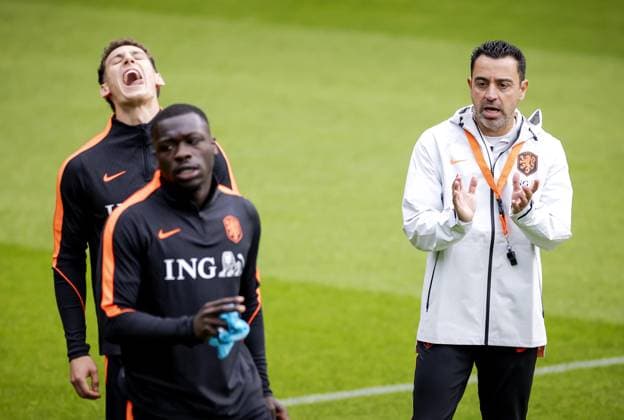 ZEIST - Ruben van Bommel, Brian Brobbey and national coach Xavi Hernandez during a training session in preparation for the Nations League matches against Germany, Serbia, Greece and Serbia. ROBIN VAN LONKHUIJSEN ANP xVIxANPxSportx xxANPxIVx 569642860 originalFilename: 569642860.jpg