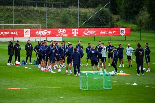 SOCCER - NL, AUT vs ISR WINDISCHGARSTEN,AUSTRIA,22.SEP.26 - SOCCER - UEFA Nations League, group stage, OEFB international match, Länderspiel, Nationalmannschaft Austria vs Israel, preview, training team AUT. Image shows players of AUT with assistant coach Maximilian Ritscher (AUT).  GEPAxpictures xChristianxMoser