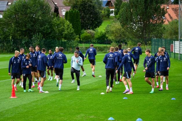 SOCCER - NL, AUT vs ISR WINDISCHGARSTEN,AUSTRIA,22.SEP.26 - SOCCER - UEFA Nations League, group stage, OEFB international match, Länderspiel, Nationalmannschaft Austria vs Israel, preview, training team AUT. Image shows plyers of AUT and sports scientist Gerhard Zallinger (AUT).  GEPAxpictures xChristianxMoser