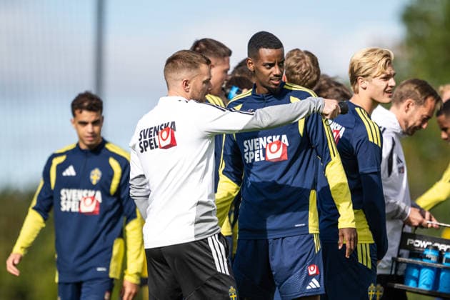 September 22, 2026: Assistant coach Sebastian Larsson and Alexander Isak of the Swedish men’s national soccer team at a training session on September 22, 2026 in Stockholm. Photo by Johanna Säll, BILDBYRAN. Code: JL JL0630. soccer, football, fotball, Nations League, UEFA Nations League, training, practice, Sweden, Sweden A, bbeng  Copyright: JOHANNAxSÄLL BB260922BB249