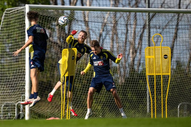 September 22, 2026: Goalkeeper Viktor Johansson and Carl Starfelt of the Swedish men’s national soccer team at a training session on September 22, 2026 in Stockholm. Photo by Johanna Säll, BILDBYRAN, code JL JL0630. soccer, football, fotball, Nations League, UEFA Nations League, practice, training, Sweden, Sweden A, bbeng  Copyright: JOHANNAxSÄLL BB260922BB277