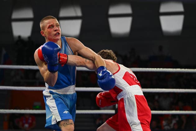 2026 European Boxing Elite Championships In Sofia - Quarter-Finals SOFIA, BULGARIA - SEPTEMBER 22: Poland s Artur Pawlik (blue), fighting through a bloody cut, fires a hard straight left counter into the face of Russia s Nikita Rogozin (red) during their 63.5kg quarter-final slugfest at the 2026 European Boxing Elite Championships on September 22, 2026. Sofia Bulgaria  Copyright: xArturxWidakx originalFilename:widak-european260922_npcXE.jpg