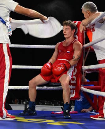2026 European Boxing Elite Championships In Sofia - Quarter-Finals SOFIA, BULGARIA - SEPTEMBER 22: Russia s Nikita Rogozin (red) rests exhaustedly on his stool while his team fans him with a towel during their grueling, high-volume quarter-final showdown in Sofia, Bulgaria, on September 22, 2026. Sofia Bulgaria  Copyright: xArturxWidakx originalFilename:widak-european260922_npDxj.jpg