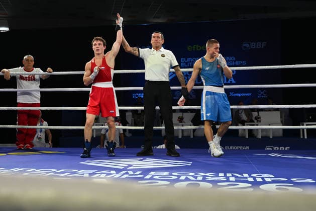 2026 European Boxing Elite Championships In Sofia - Quarter-Finals SOFIA, BULGARIA - SEPTEMBER 22: The referee raises the hand of Russia s Nikita Rogozin (red) as the official winner by decision over a valiant Artur Pawlik of Poland (blue) at the conclusion of their 63.5kg quarter-final match at the 2026 European Boxing Elite Championships on September 22, 2026. Sofia Bulgaria  Copyright: xArturxWidakx originalFilename:widak-european260922_npGbF.jpg