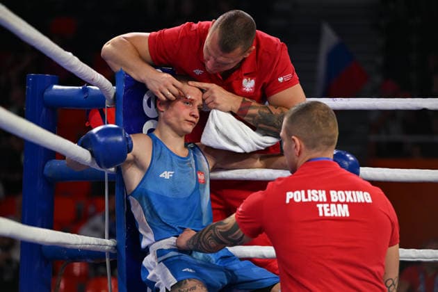 2026 European Boxing Elite Championships In Sofia - Quarter-Finals SOFIA, BULGARIA - SEPTEMBER 22: The Polish corner staff works frantically to apply adrenaline and seal a severe laceration above the right eye of light welterweight boxer Artur Pawlik between rounds on September 22, 2026. Sofia Bulgaria  Copyright: xArturxWidakx originalFilename:widak-european260922_npIFm.jpg