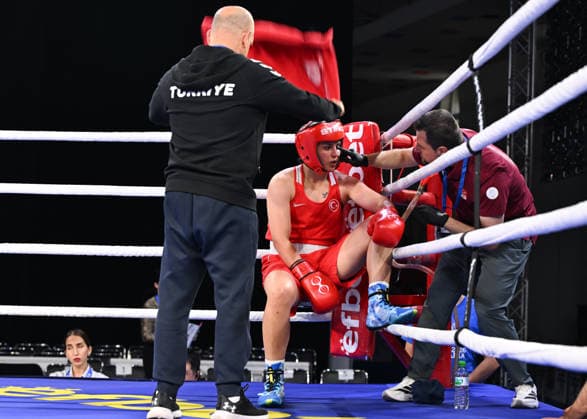 2026 European Boxing Elite Championships In Sofia - Quarter-Finals SOFIA, BULGARIA - SEPTEMBER 22: Busenaz Surmeneli of Turkey sits in the red corner during a grueling round interval while her coaches wave a towel for ventilation at the 2026 European Boxing Elite Championships on September 22, 2026. Sofia Bulgaria  Copyright: xArturxWidakx originalFilename:widak-european260922_npljE.jpg