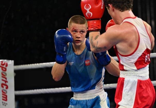 2026 European Boxing Elite Championships In Sofia - Quarter-Finals SOFIA, BULGARIA - SEPTEMBER 22: Showing remarkable determination despite his swelling facial injuries, Poland s Artur Pawlik (blue) maintains his boxing stance against Nikita Rogozin of Russia (red) on September 22, 2026. Sofia Bulgaria  Copyright: xArturxWidakx originalFilename:widak-european260922_npNWL.jpg