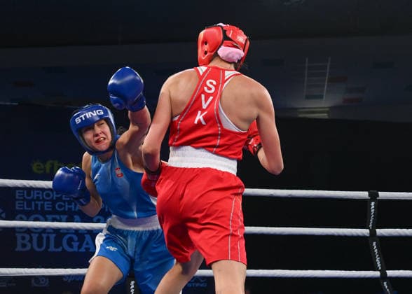 2026 European Boxing Elite Championships In Sofia - Quarter-Finals SOFIA, BULGARIA - SEPTEMBER 22: Kinga Krowka of Poland (blue) ducks inside a high looping right hand from Slovakia s Tamara Kubalova (red) to setup an exchange during their 63kg preliminary matchup at the 2026 European Boxing Elite Championships on September 22, 2026. Sofia Bulgaria  Copyright: xArturxWidakx originalFilename:widak-european260922_npUXZ.jpg