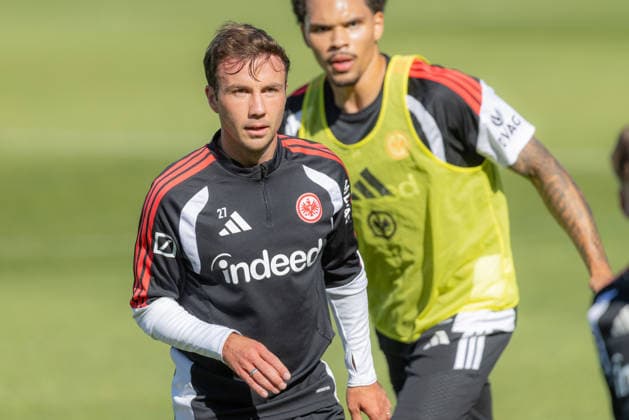 Eintracht Frankfurt Training: Mario Götze (Eintracht Frankfurt, 27), with Nnamdi Collins (Eintracht Frankfurt, 34) behind him. Eintracht Frankfurt training session on September 22, 2026, at Deutsche Bank Park in Frankfurt am Main, Frankfurt am Main, Hesse, Germany. Deutsche Bank Park