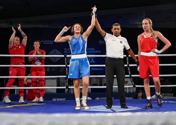 2026 European Boxing Elite Championships In Sofia - Quarter-Finals SOFIA, BULGARIA - SEPTEMBER 22: The referee raises the hand of Poland s Kinga Krowka (blue) as she celebrates her official quarter-final victory over Slovakia s Tamara Kubalova (red) at the 2026 European Boxing Elite Championships on September 22, 2026. Sofia Bulgaria  Copyright: xArturxWidakx originalFilename:widak-european260922_npHl7.jpg
