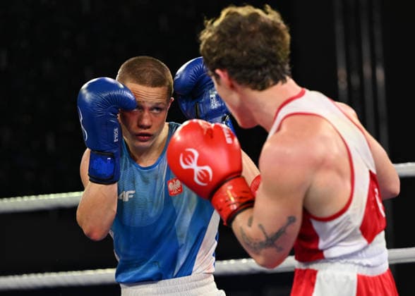 2026 European Boxing Elite Championships In Sofia - Quarter-Finals SOFIA, BULGARIA - SEPTEMBER 22: Artur Pawlik of Poland (blue) keeps his hands high to protect his injured right eye while tracking the movements of Russia s Nikita Rogozin (red) at the 2026 European Boxing Elite Championships on September 22, 2026. Sofia Bulgaria  Copyright: xArturxWidakx originalFilename:widak-european260922_npMm7.jpg