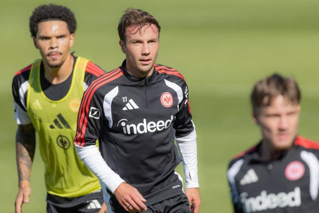 Eintracht Frankfurt Training: Mario Götze (Eintracht Frankfurt, 27), with Nnamdi Collins (Eintracht Frankfurt, 34) behind him. Eintracht Frankfurt training session on September 22, 2026, at Deutsche Bank Park in Frankfurt am Main, Frankfurt am Main, Hesse, Germany. Deutsche Bank Park
