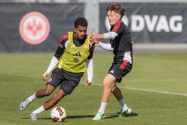Eintracht Frankfurt Training: Ansgar Knauff (7) of Eintracht Frankfurt is tackled by Niko Ilicevic of Eintracht Frankfurt U21 during Eintracht Frankfurt s training session on September 22, 2026, at Deutsche Bank Park in Frankfurt am Main, Frankfurt am Main, Hesse, Germany; Deutsche Bank Park